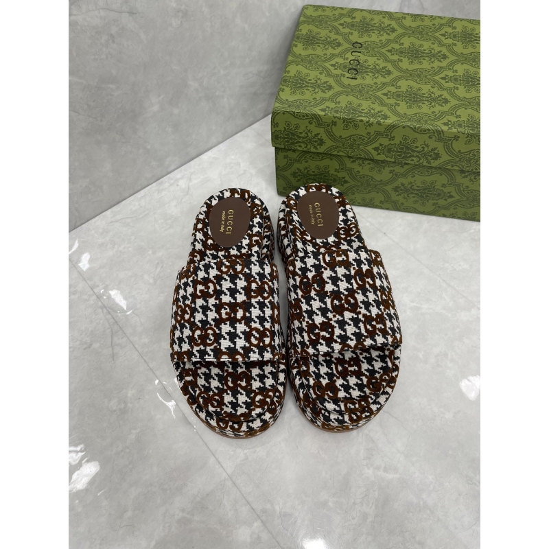 G*u*i slippers